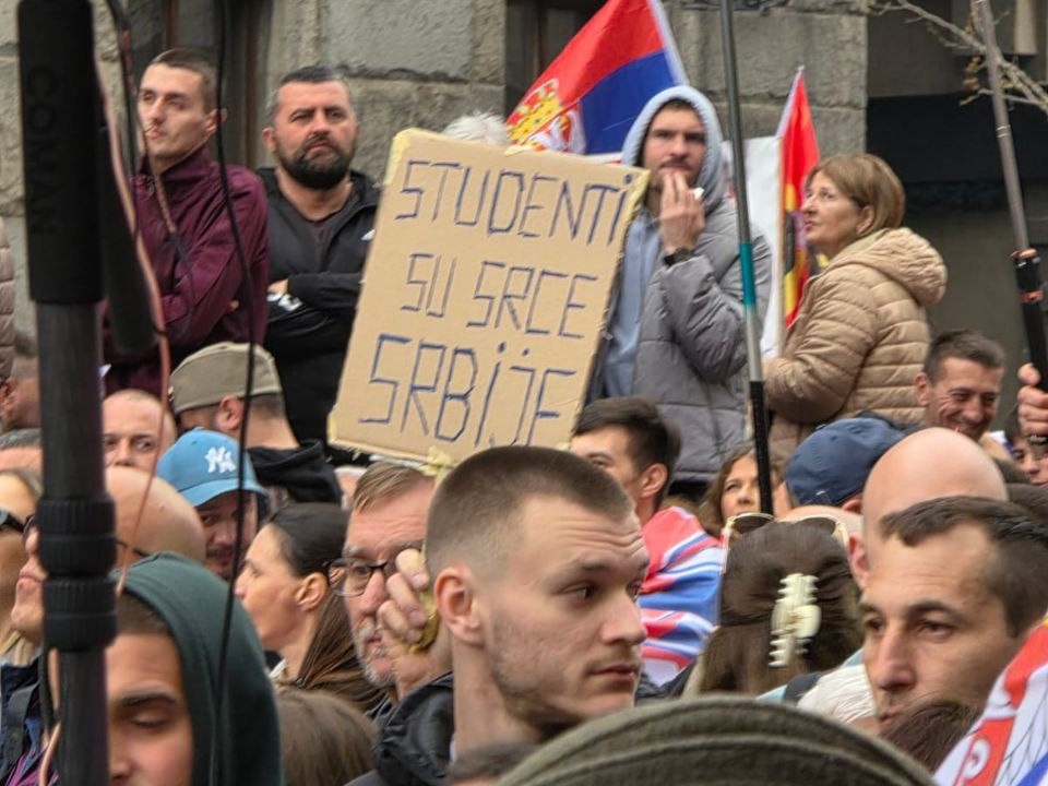 FOTO: Kljub dežju množica Srbov na ulicah Beograda, napetosti naraščajo