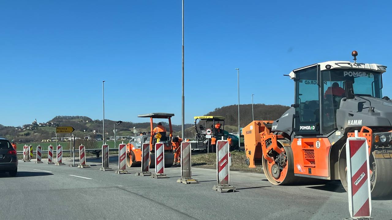 FOTO: V pesniškem rondoju zaradi del prometni kaos