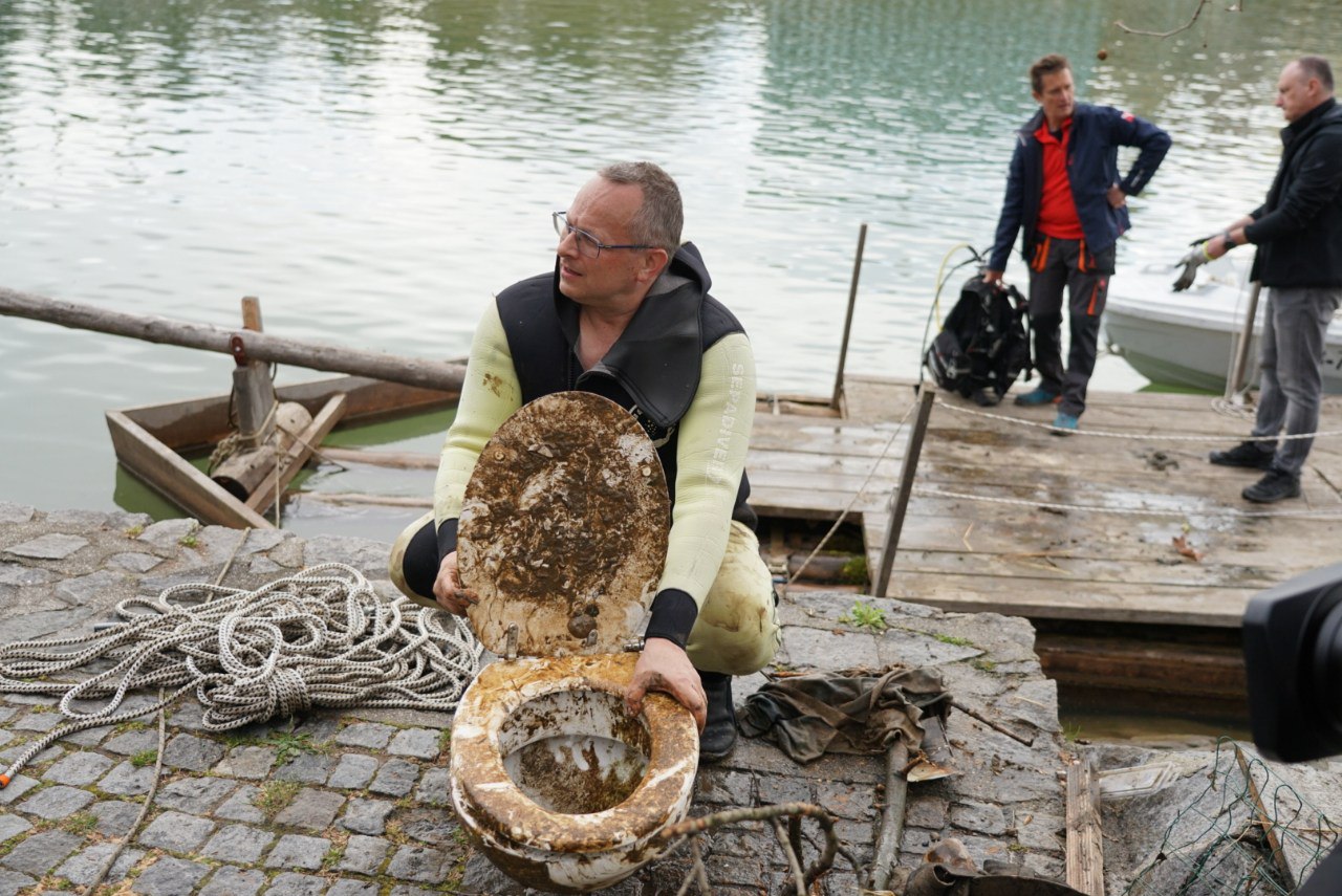 FOTO: Potapljači iz Drave izvlekli kolesa, prometne znake in celo straniščno školjko