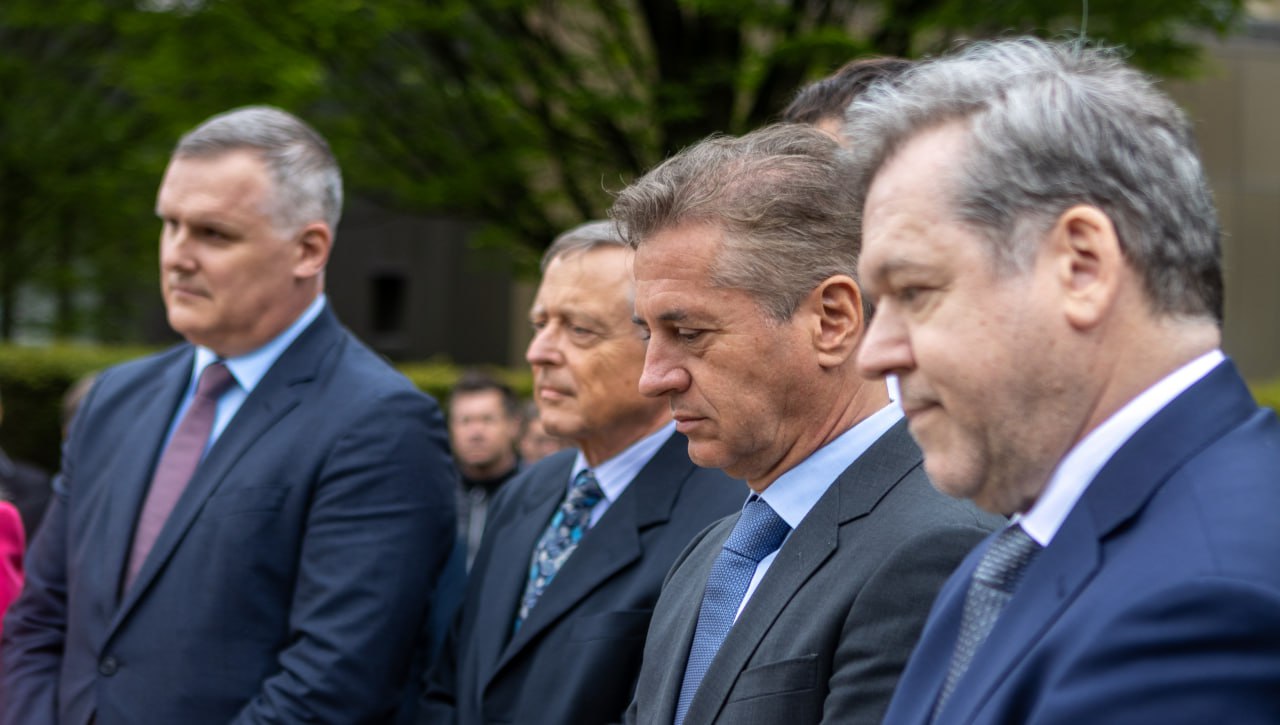 Podpora vladi pada: Bi moralo Goloba skrbeti?