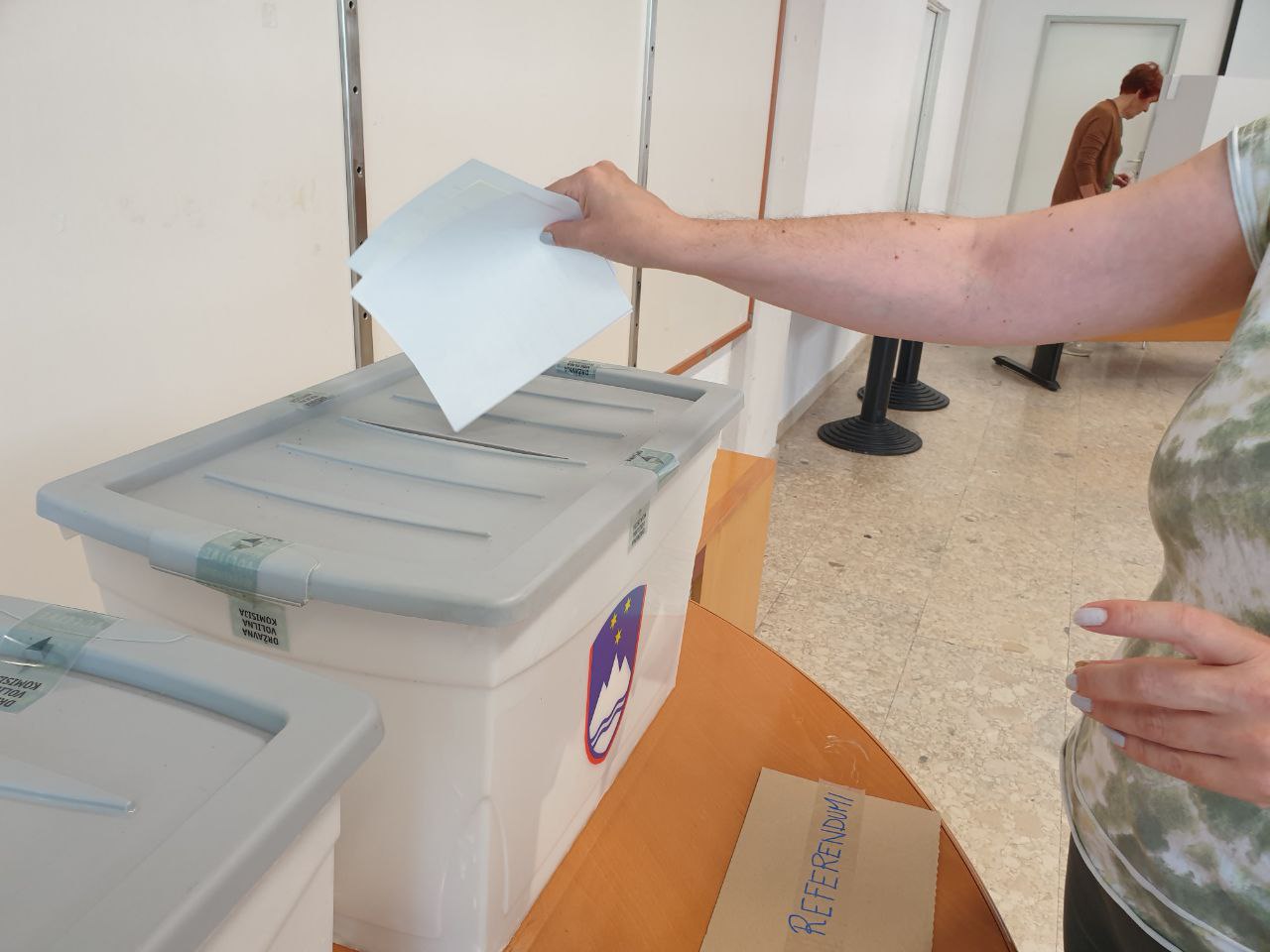 Koliko volivcev je svoj glas oddalo na prvi dan predčasnega glasovanja na referendumu?