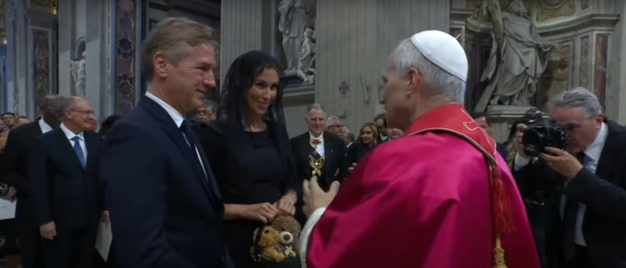 Zakaj sta Golob in Gabrova papežu podarila plišastega medvedka?