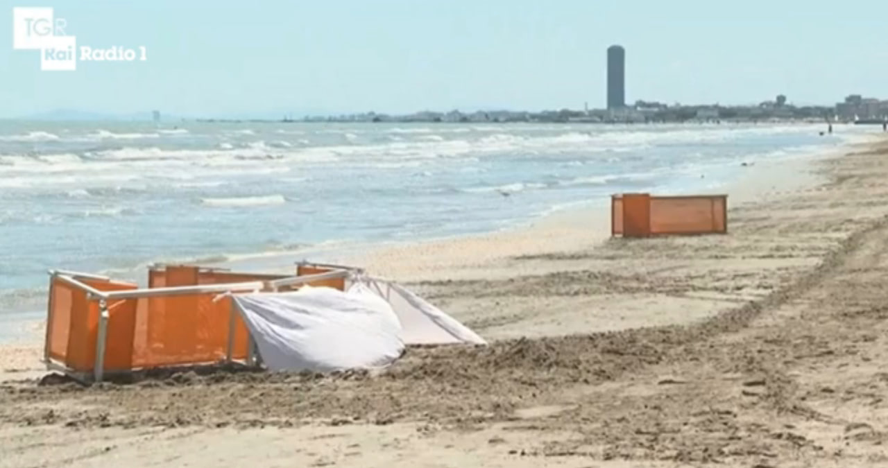 Turistka uživala na plaži, ko jo je pred očmi moža do smrti povozil buldožer