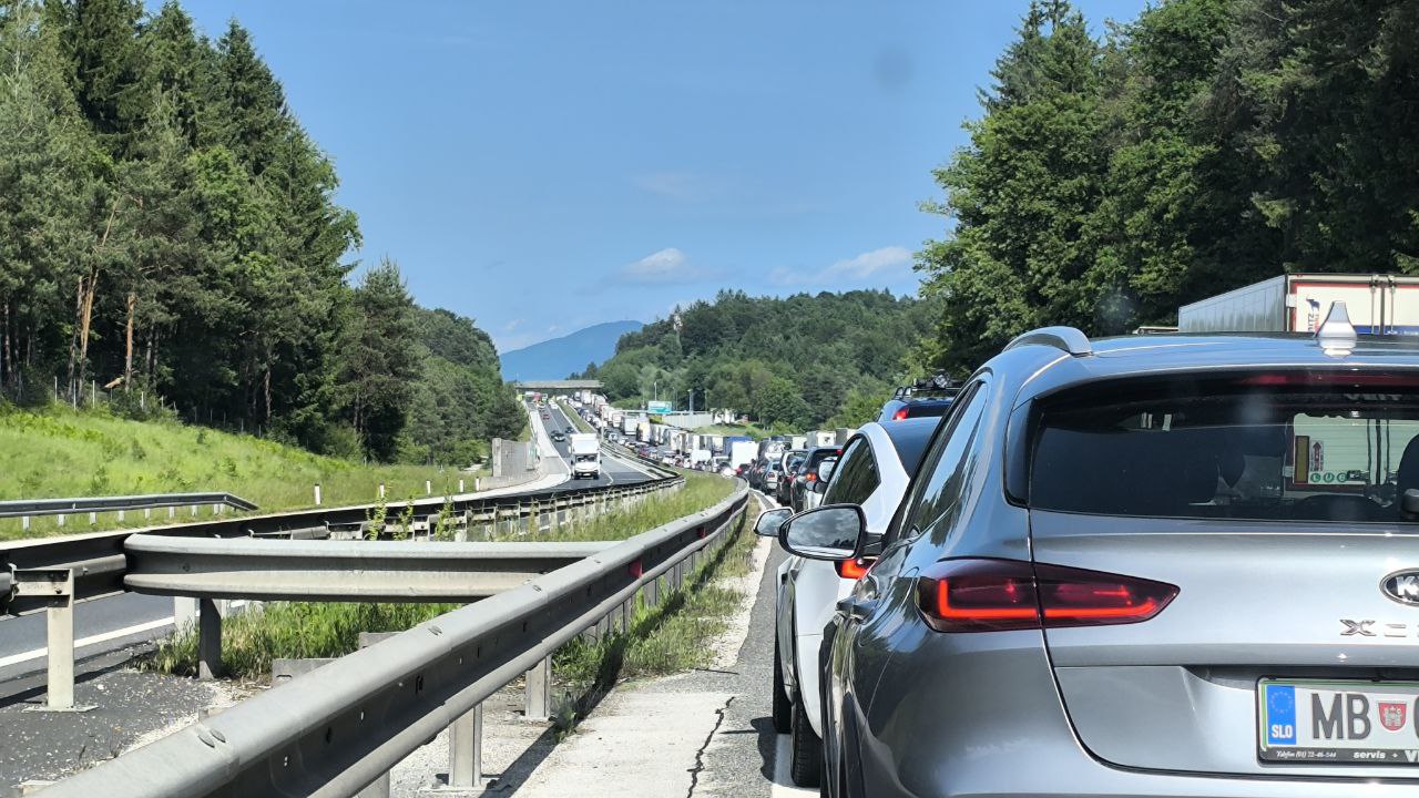 Prometno opozorilo: Večja gneča na avtocestah danes neizogibna