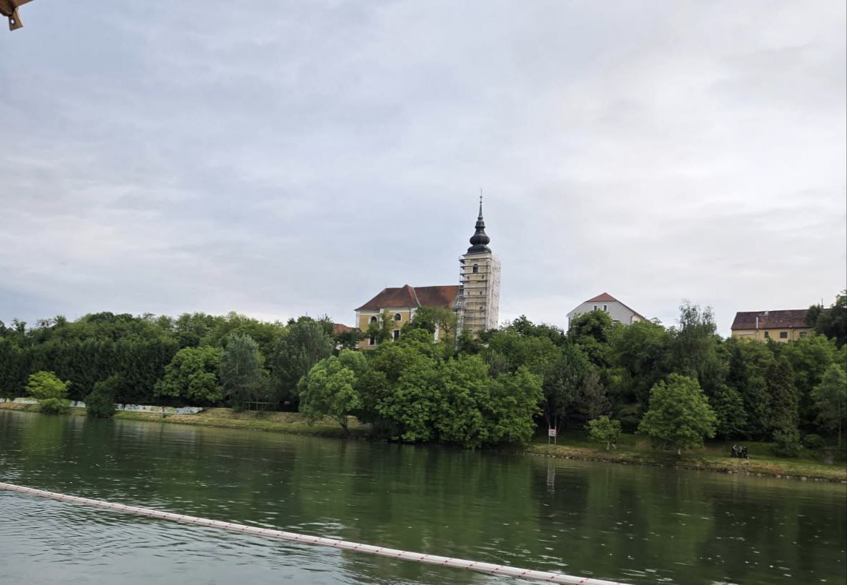 Studenci vabijo na dobrodelni koncert: Za obnovo zvonika cerkve bo zapel Alfi Nipič