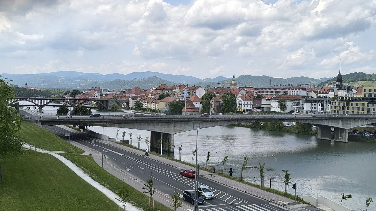 Meteorologi lep čas ne napovedujejo vročine: Bo preostanek julija hladnejši in nevihten?