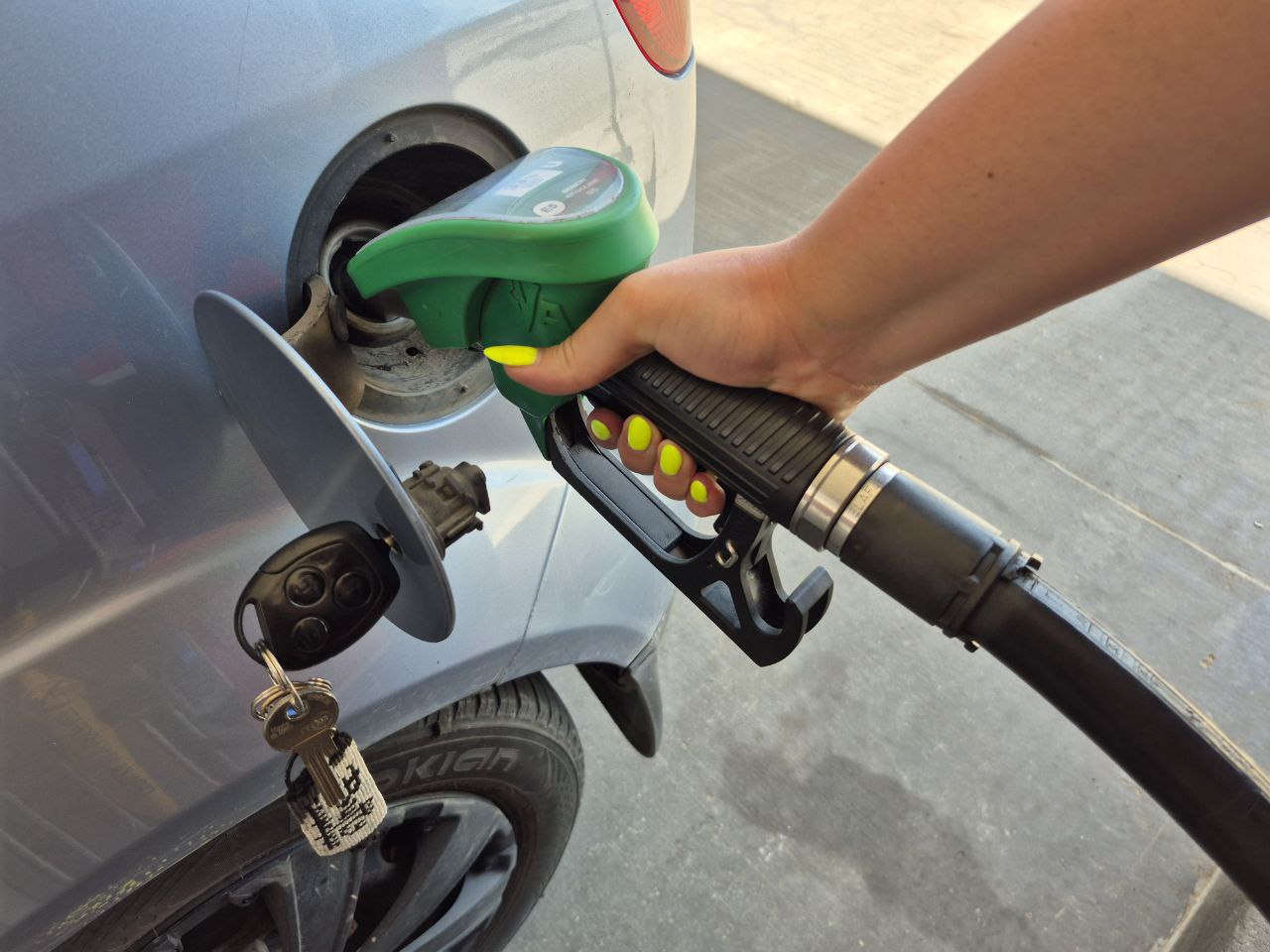 Cene bencina in dizla: Vlada s potezo precej presenetila in preprečila podražitev