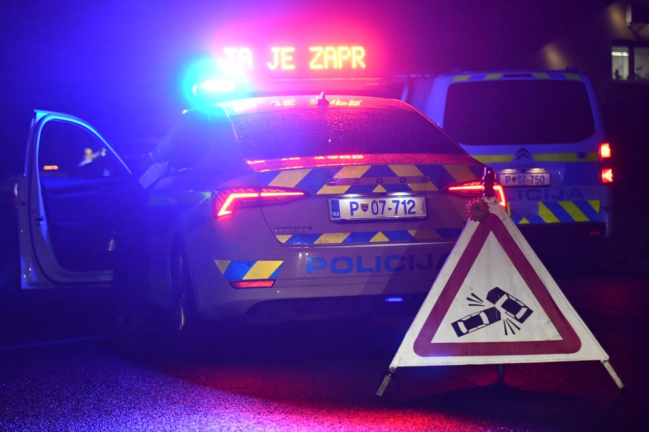 V zgodnjih jutranjih urah nesreča na cesti Dravograd - Maribor: Voznik zapeljal na napačni pas, štirje poškodovani