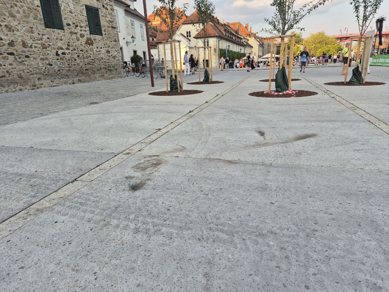 FOTO: Ognjeni spektakel poškodoval prenovljeni Lent, potrebna bo menjava betonskih plošč