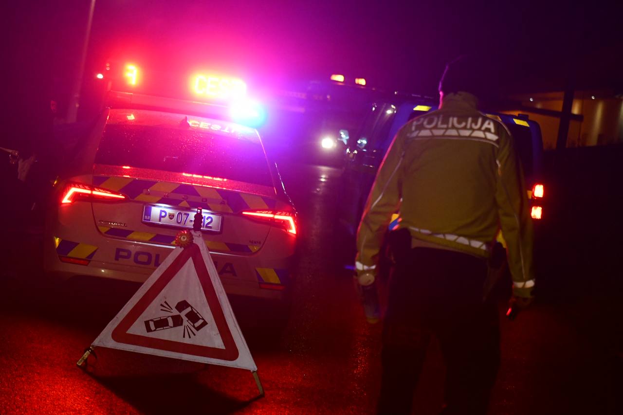 35-letni voznik mopeda trčil v prometni znak, poškodbe zanj usodne