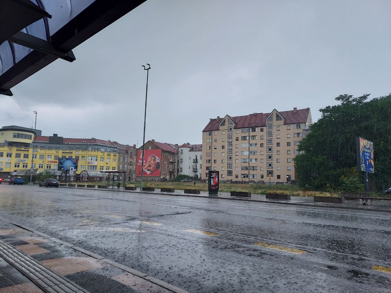 Obilno deževje povzročilo nemalo težav, a vremenoslovci že svarijo: Zvečer prihaja nova, izrazitejša pošiljka padavin
