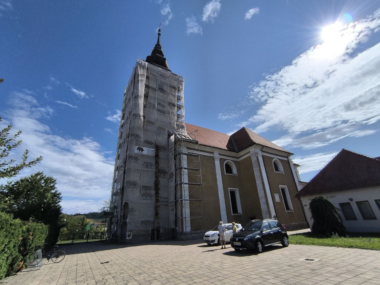 Župnija sv. Jožefa na Studencih že tretjič ostala brez državne pomoči, za obnovo zvonika zmanjkala le ena točka