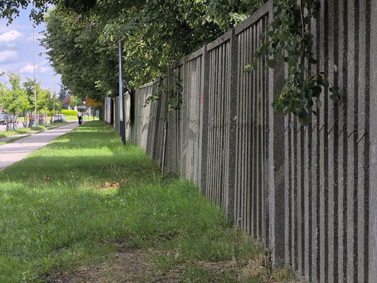Zob časa načel betonsko ograjo ob atletskem stadionu Poljane: Nevarnosti (še) ni, a je zamenjava neizogibna