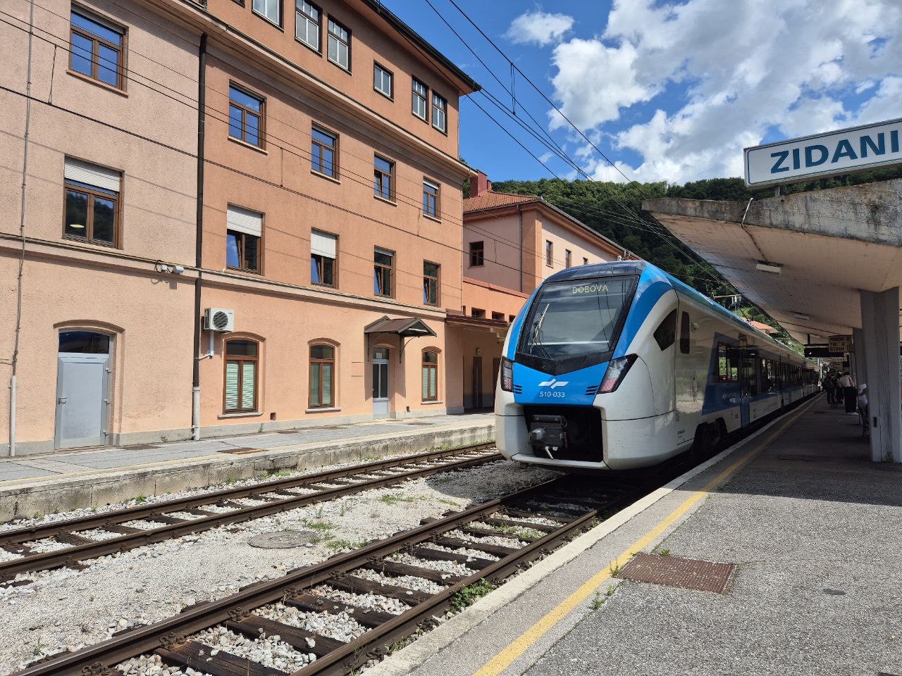 Nov incident na slovenskih tirih, neznanec prerezal žične mehanizme