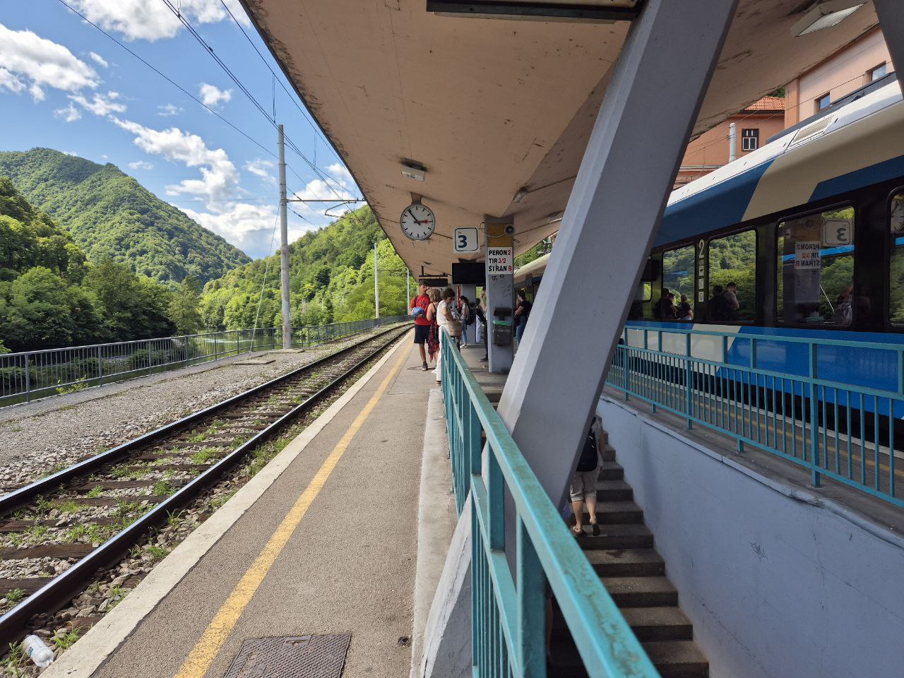 Primerjava: Ali se iz Maribora bolj splača potovati z vlakom, avtom ali letalom?