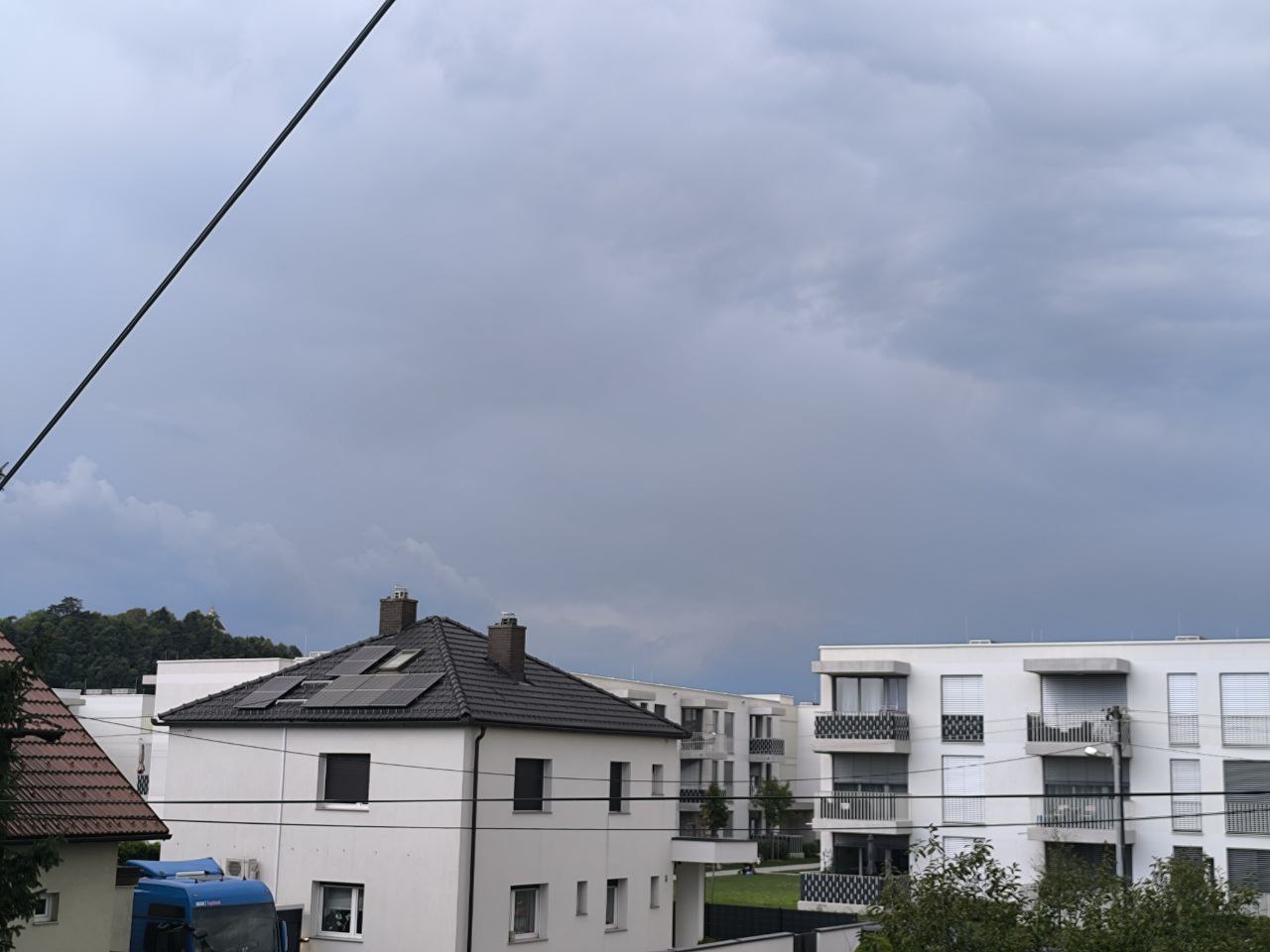 Toča, močan veter, tisoči brez elektrike: Nevihta, ki je pustošila po Sloveniji, dosegla Maribor