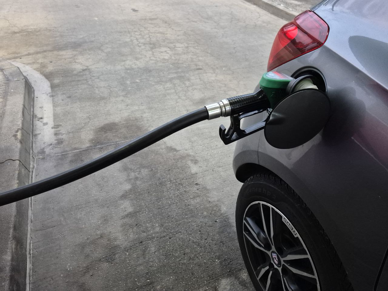Pojdite na bencinske črpalke, obeta se podražitev bencina in dizla