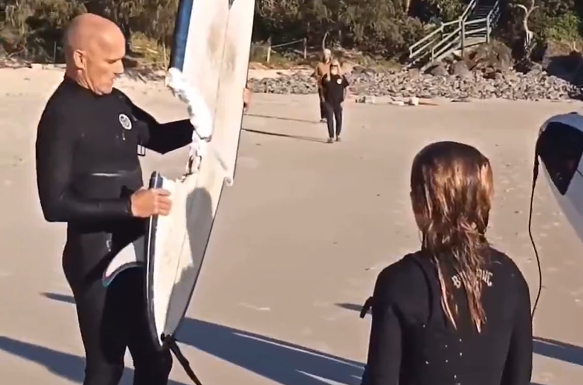 Počival na deski, ko ga je presenetil agresiven morski pes: Tako blizu je bil smrti