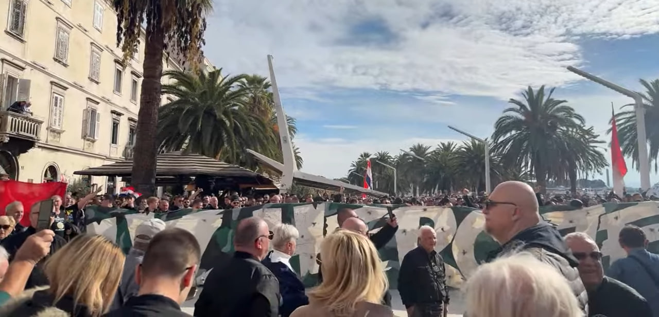 V Splitu vre: Torcida na nogah zaradi aretacij, zbralo se je ogromno ljudi in policije