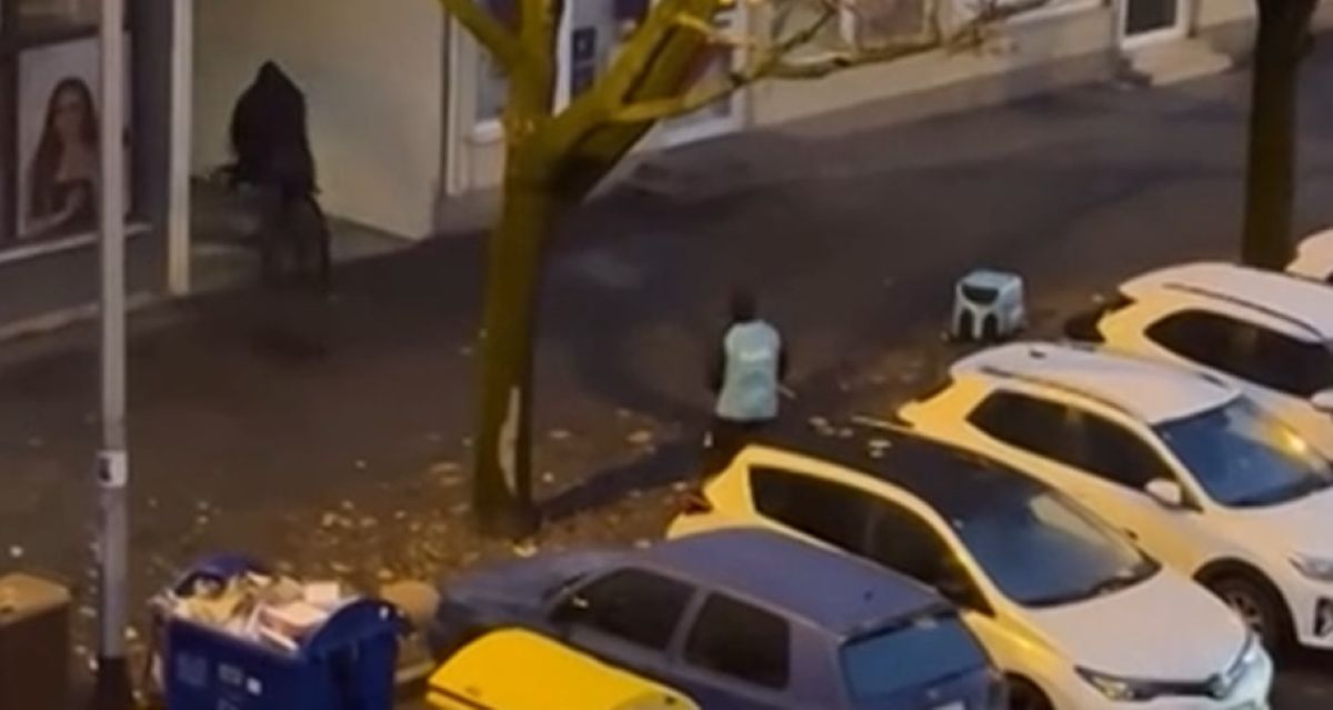 Pretresljiv posnetek, sredi ulice napadel tujega dostavljalca hrane in ga oropal