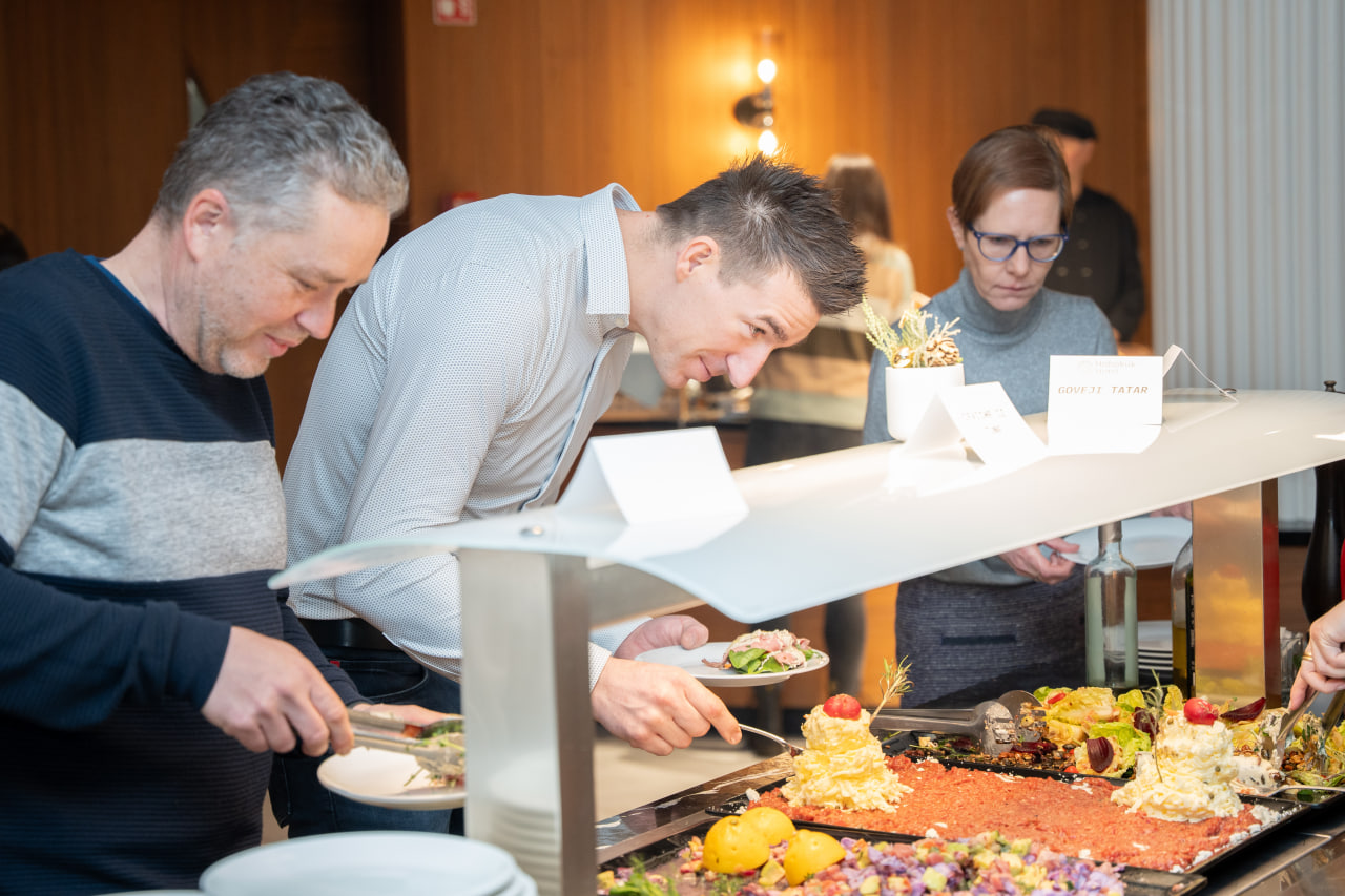 FOTO in VIDEO: Pod Pohorjem božično vzdušje zaokrožili z bogatim brunchem