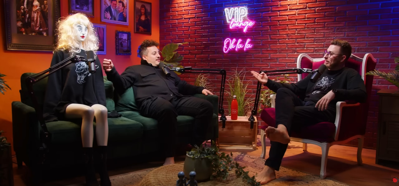 Zelo priljubljen podcast se poslavlja z ostrim komentarjem: »Da en tip brez možganov ...«