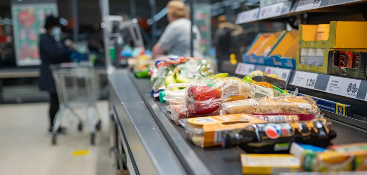 Napovedali občutno pocenitev hrane: Bomo osnovna živila kmalu nakupovali čez mejo?