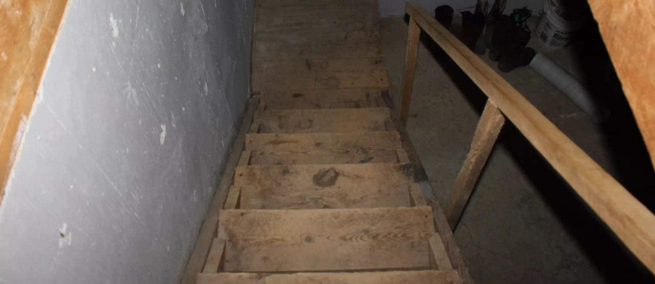 Policisti med hišno preiskavo našli moškega, ki je bil 20 let zaprt v kleti brez stranišča ali oken