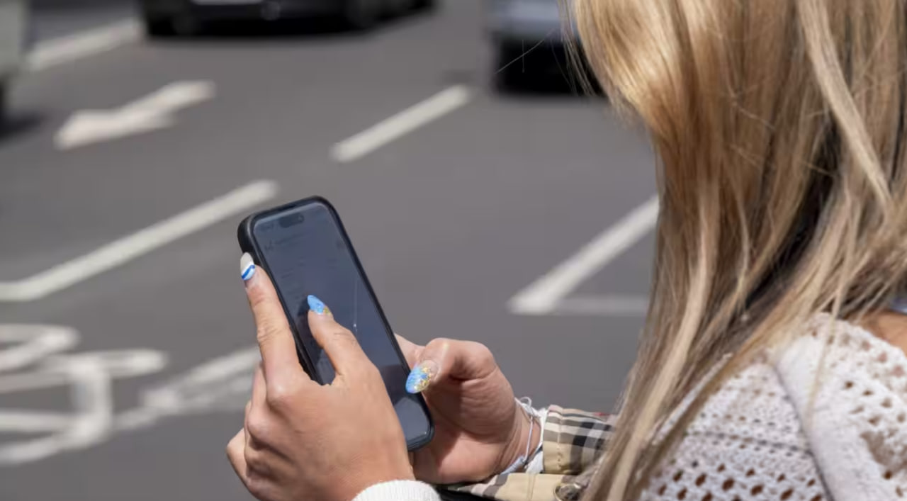 Strokovnjaki o omejitvi uporabe družbenih omrežij: Slovenski otroci izgubljajo koncentracijo in sposobnost branja