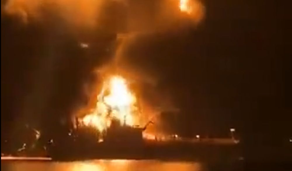 "Ne boste izvozili niti litra": Iran napada ladje ob Hormuški ožini, cena nafte spet navzgor