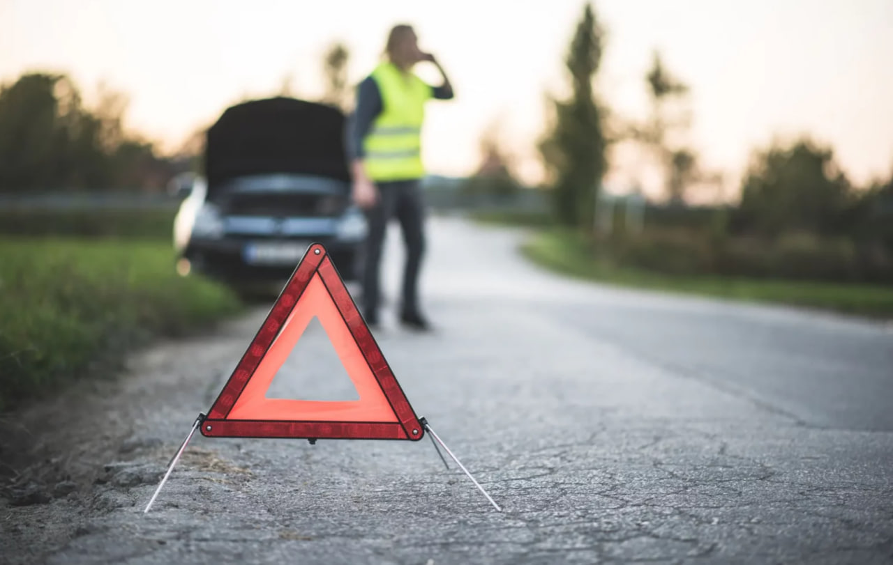 Varnostni trikotnik zaradi nevarnosti prepovedan, to je nova obvezna oprema za voznike