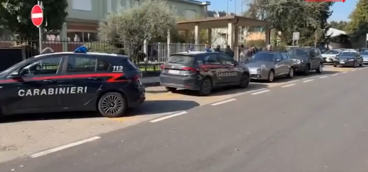 Grozljiv incident pri naših sosedih: 13-letnik  učiteljico zabodel v vrat in trebuh, stanje je hudo