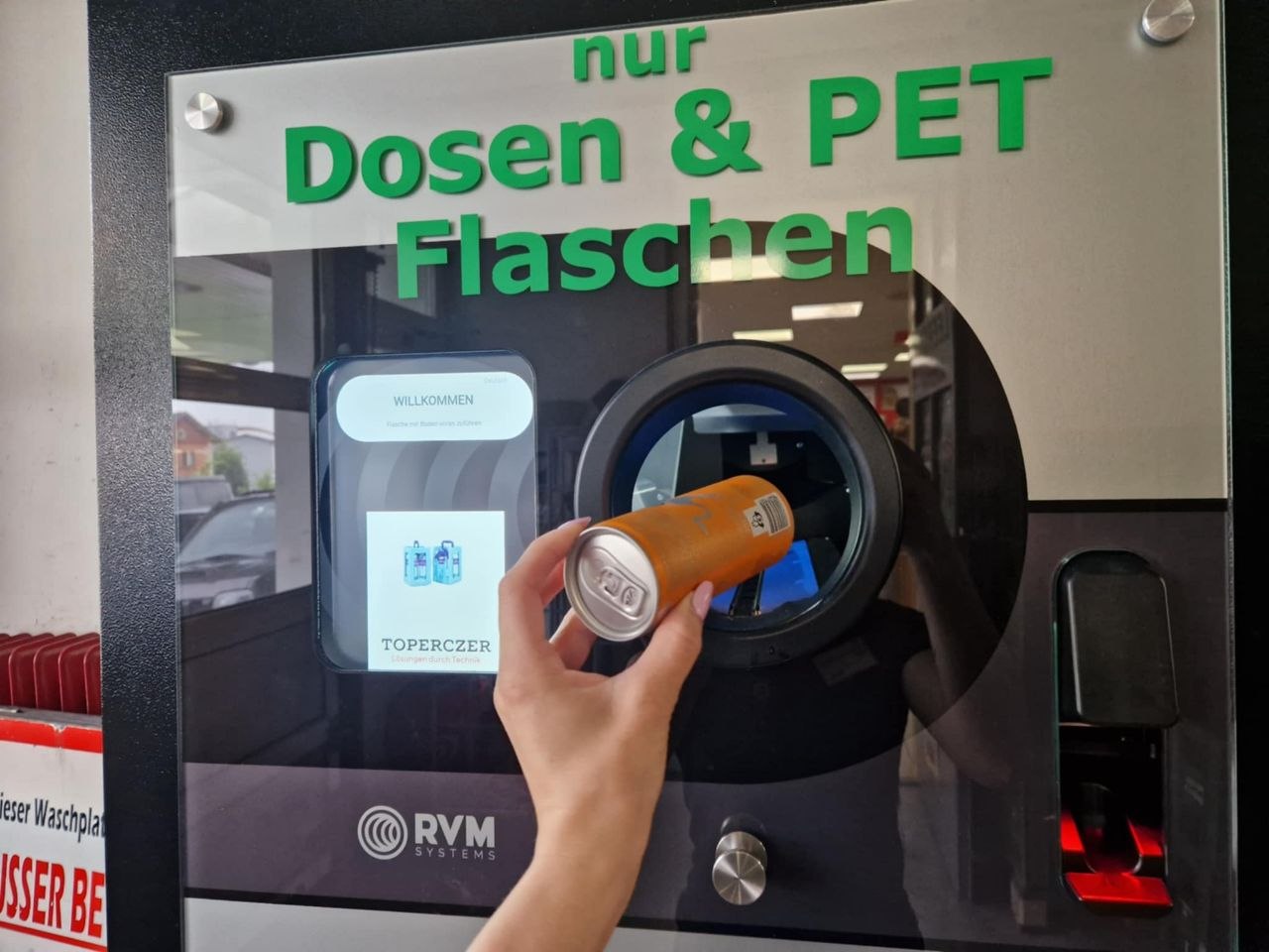 33-letni moški na iznajdljiv način v trgovinah 'zaslužil' kar 3500 evrov