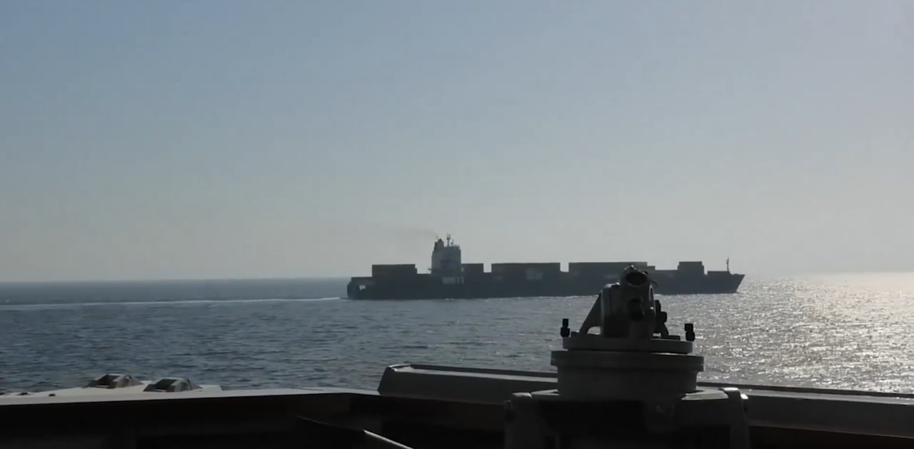 Streli v Hormuški ožini: ZDA prvič uporabile silo in zasegle iransko ladjo, obljubljajo maščevanje