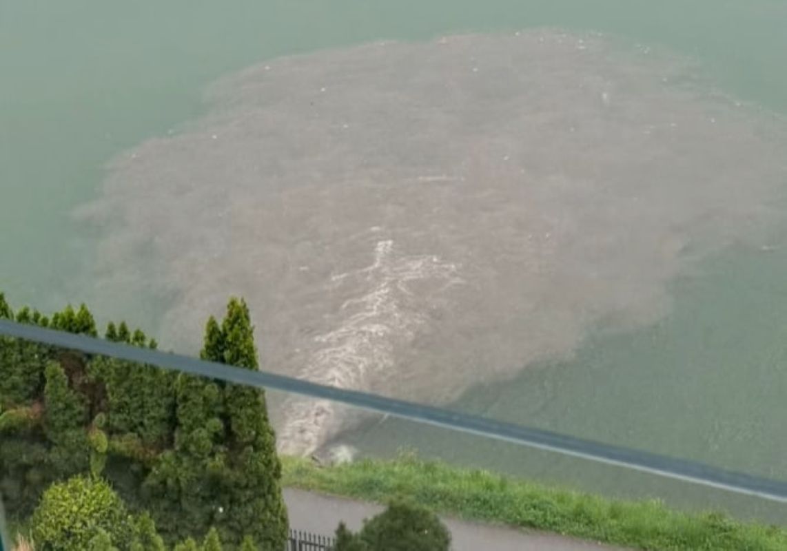 Smrad in umazana voda sredi Maribora: Se v Dravo izliva kanalizacija?