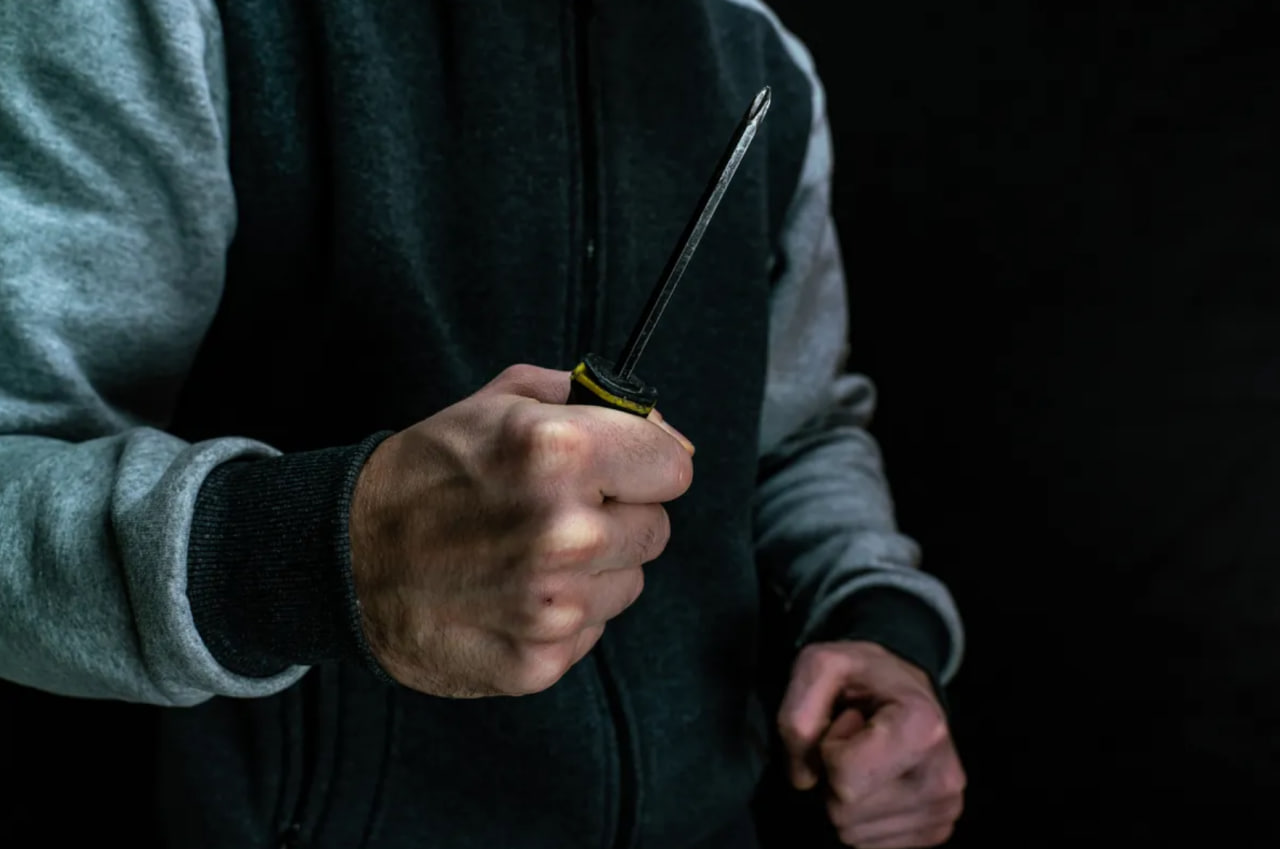 40-letni moški ob cesti ustavljal vozila, grozil in se nad policiste 'spravil' z izvijačem