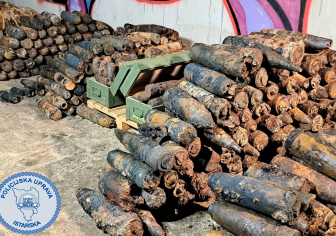 Na hrvaški obali iz morja potegnili več kot tisoč eksplozivnih teles, med njimi dve ogromni bombi