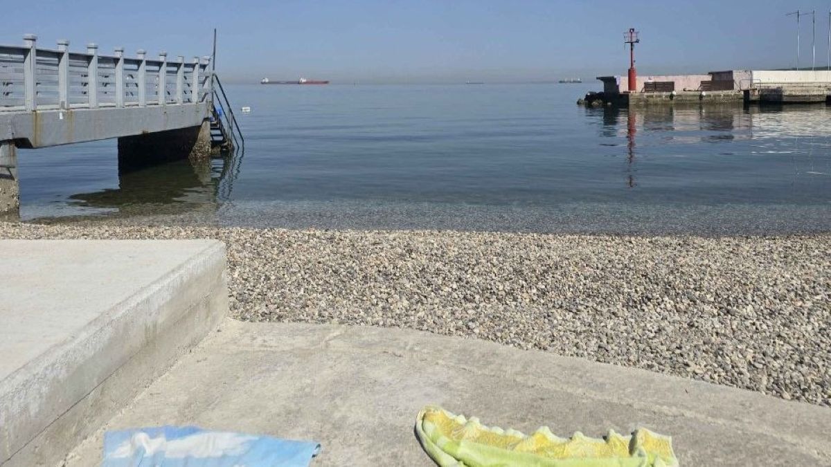 Nočna mora kopalcev: Iz morja opazoval, kako mu je mlajša ženska na plaži ukradla torbo
