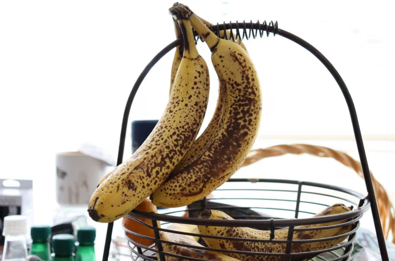 Preprost trik, da banane ne bodo tako hitro porjavele: Potrebujete le eno stvar, ki jo že imate doma