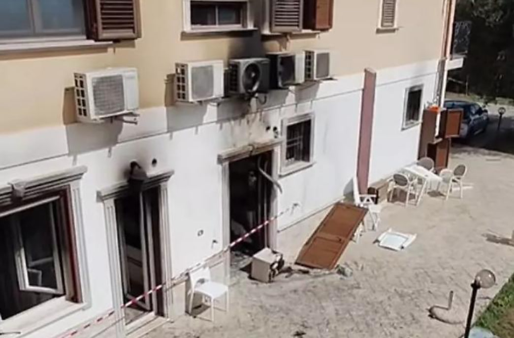 Med pripravo večerje v apartmaju odjeknila eksplozija: Umrl 46-letni Slovenec, deklica in mati hudo poškodovani
