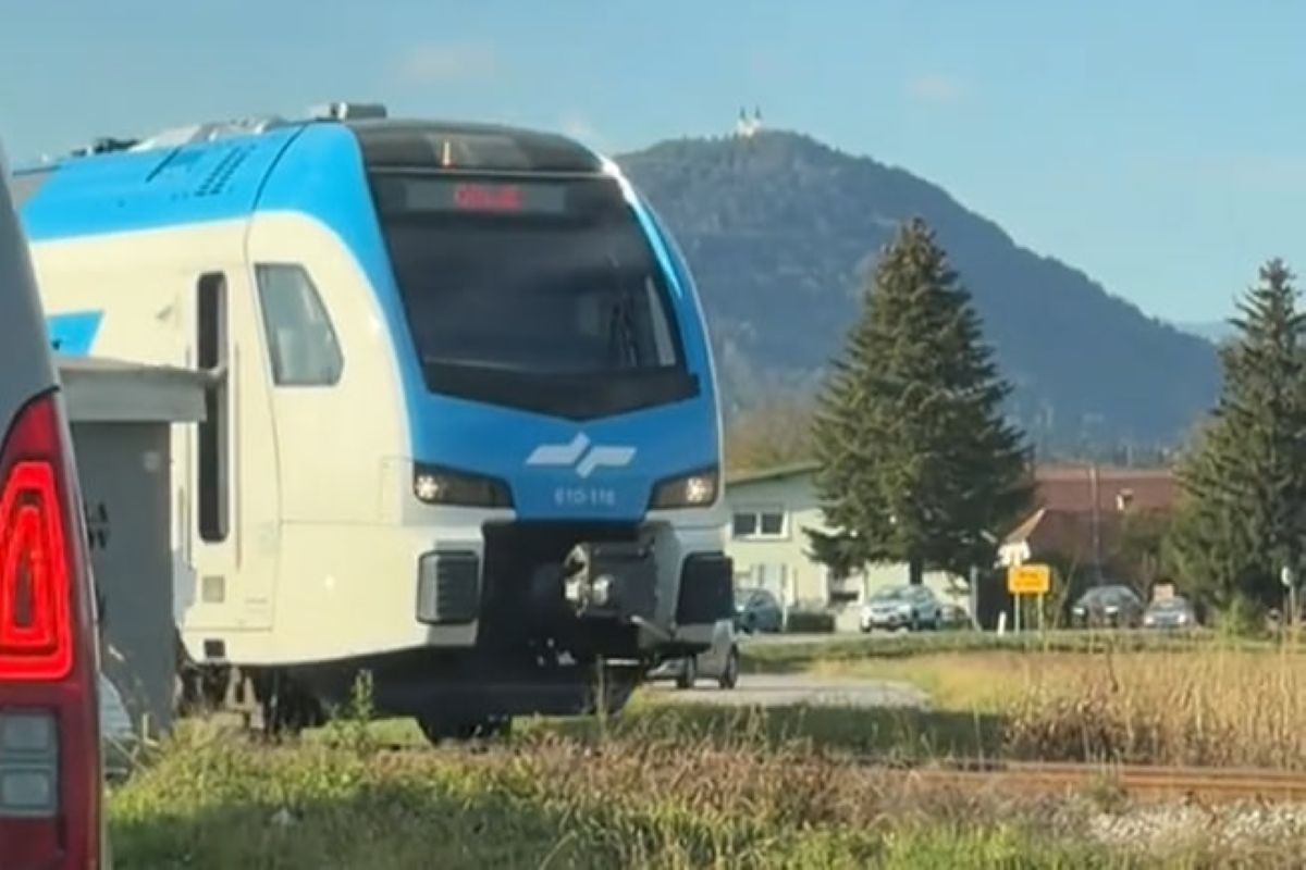 Avto po nesreči obstal na tirih: Slovenske železnice razkrile, kako so preprečili trčenje (VIDEO)