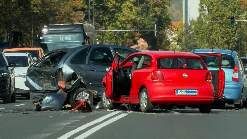 FOTO: Na Titovi cesti pri Telekomu prometna nesreča, promet močno oviran