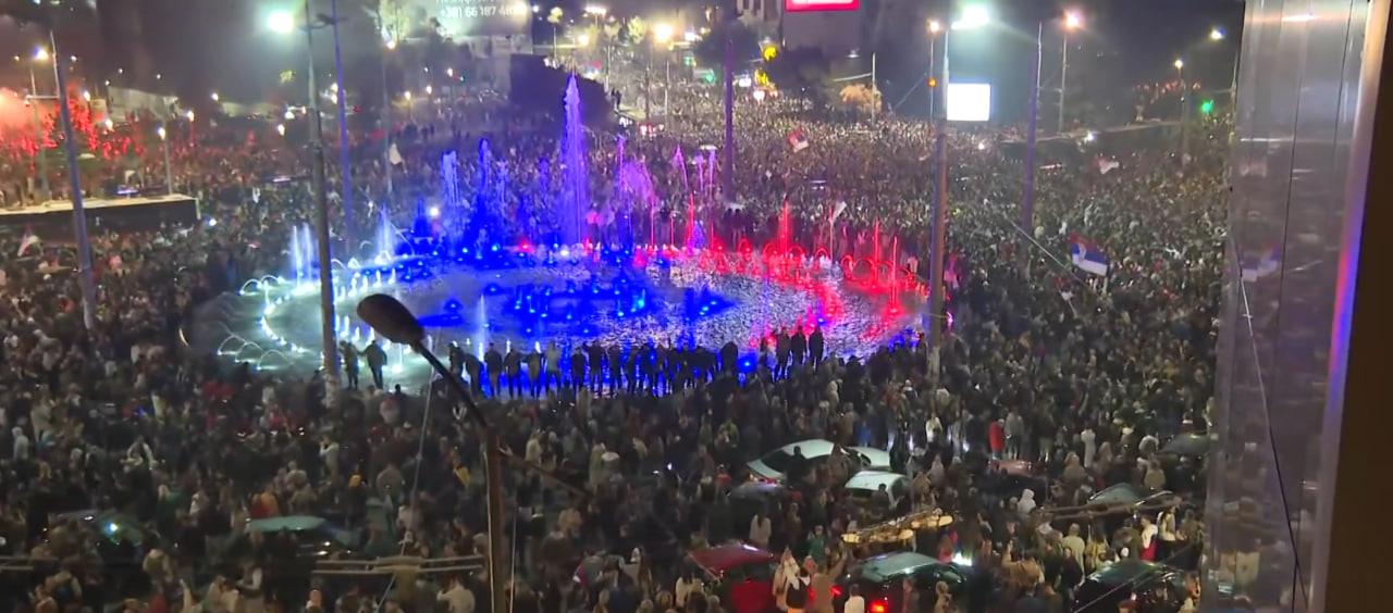 VIDEO: Po volilni zmagi zavrelo po vsej Srbiji, poglejte prizore z ulic
