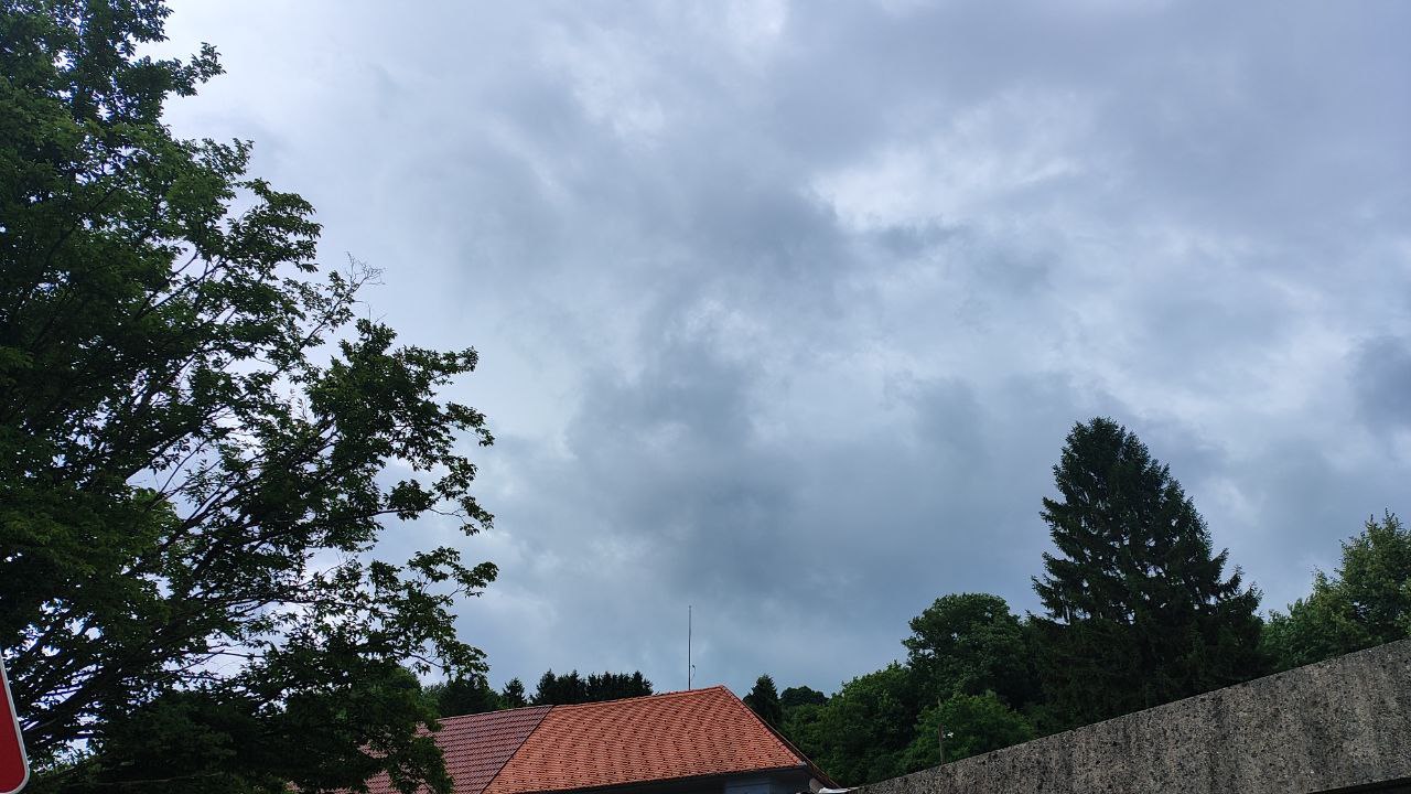 Pred nami spet plohe in nevihte: Meteorologi razkrivajo, kje bo danes najbolj pestro