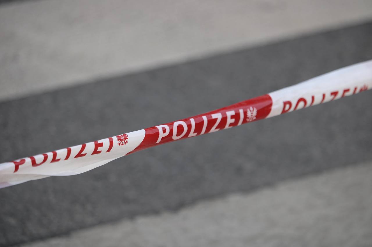 Sosede prebudil glasen prepir: Ko so policisti prišli v stanovanje, moškega niso več mogli rešiti