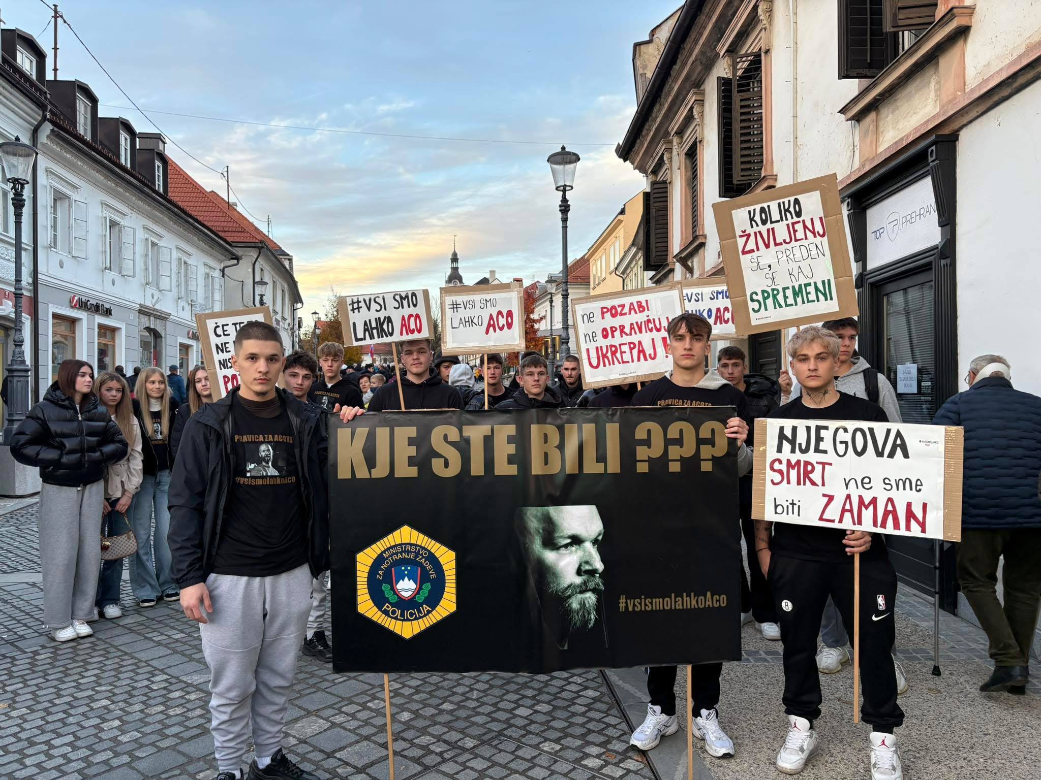 FOTO: Novomeščani že na protestnem shodu, začenja se tudi izredna seja o romski problematiki