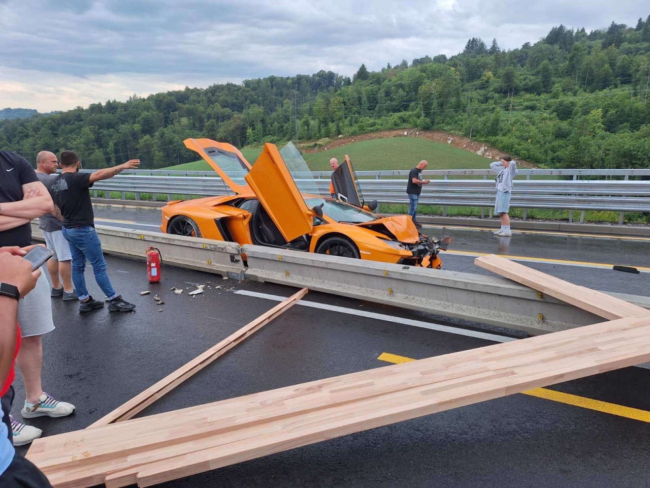FOTO: Trčenje pregrešno dragega Lamborghinija ustavilo promet na avtocesti