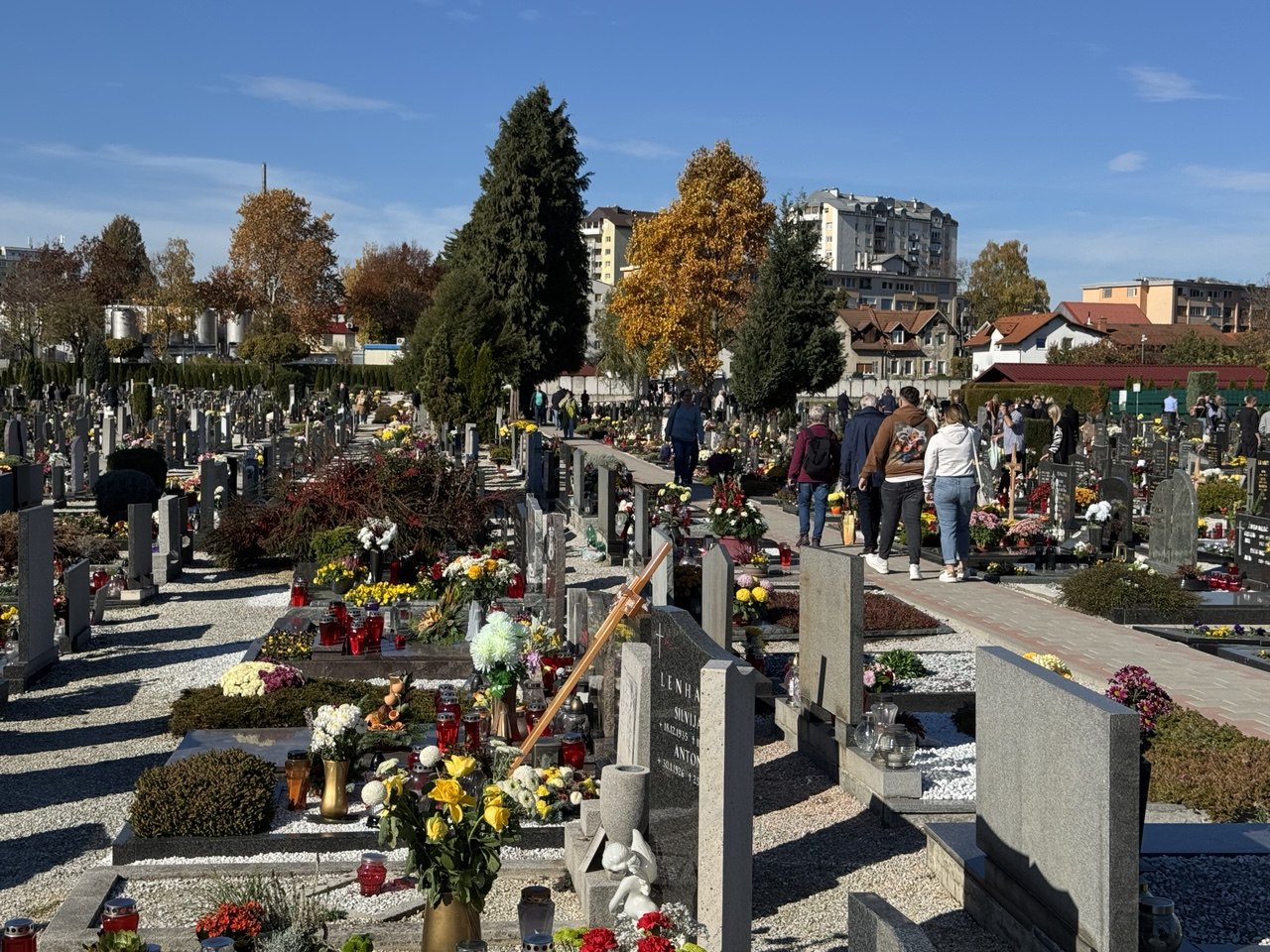 Ob dnevu spomina na mrtve znova tatvine na pokopališčih: Policija prejela prijavo s Pobrežja