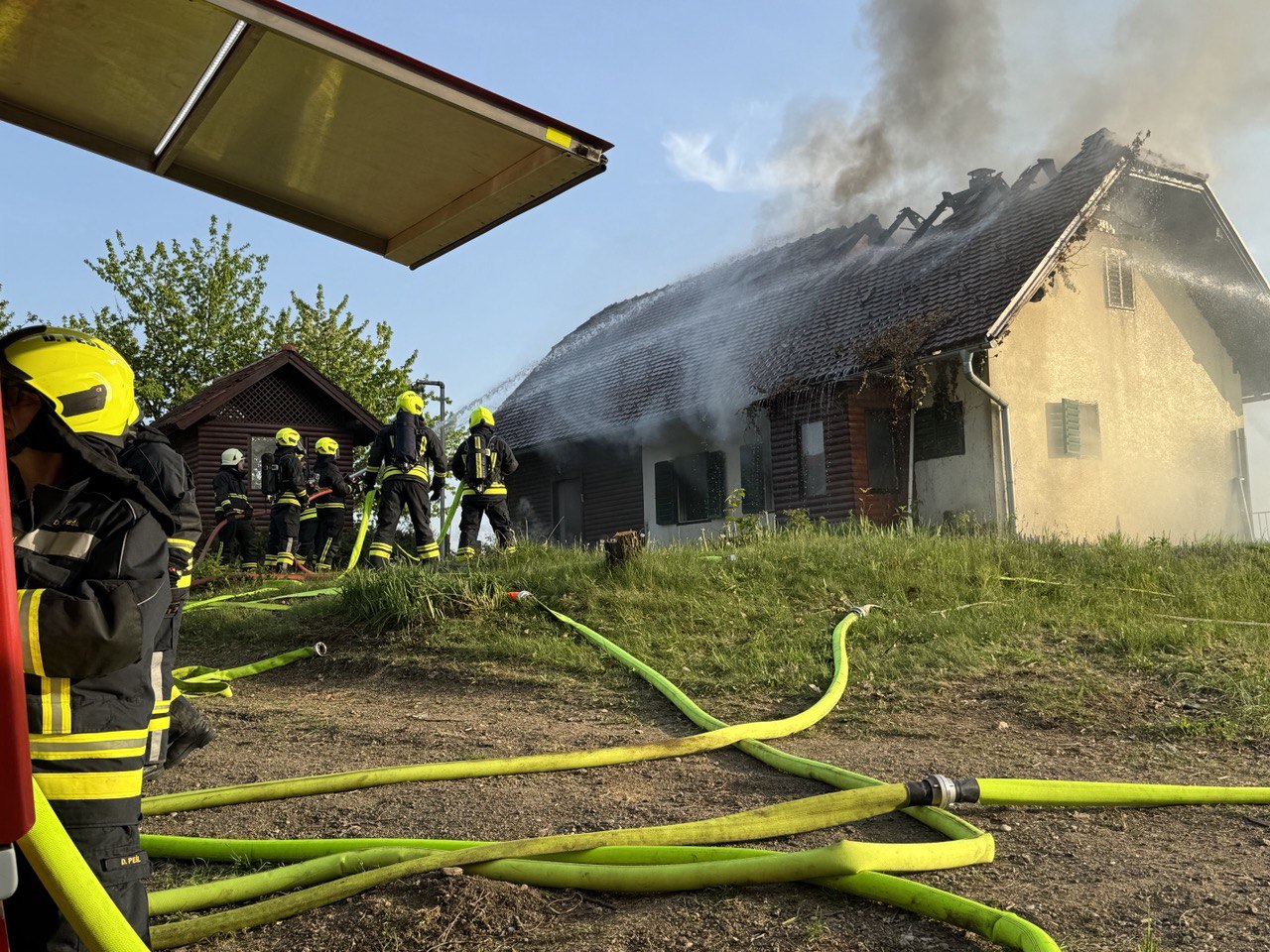 FOTO: V Pesnici zagorel stanovanjski objekt, na delu gasilci
