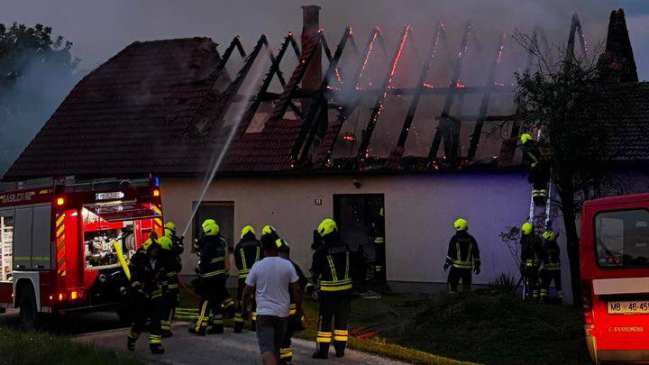 FOTO: V včerajšnjem neurju zagorela hiša v okolici Maribora